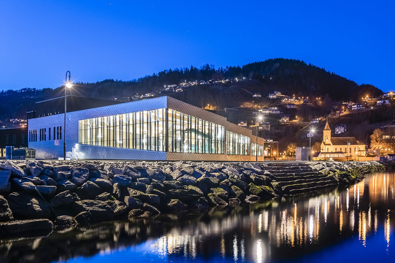 Hardangerbladet i kveldsbelysning