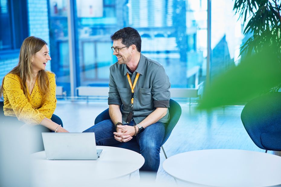 Medarbeidere fra Multiconsult i en samtale