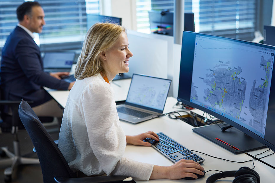 Medarbeider i Multiconsult Norge foran PC