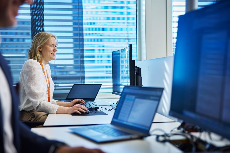 Person sitter foran PC