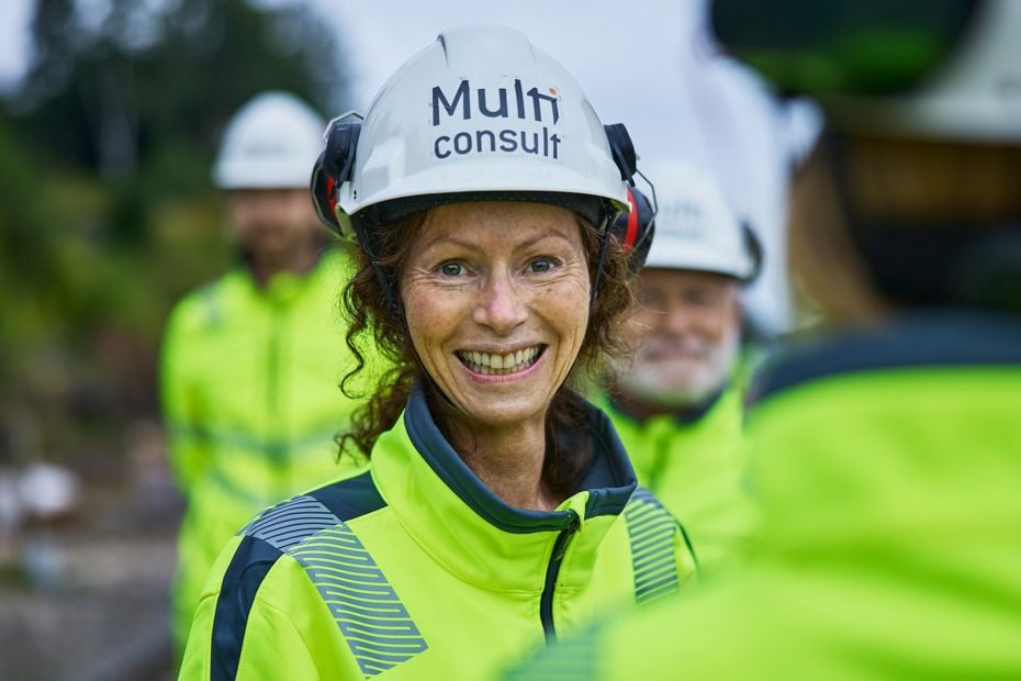 Bilde av erfaren medarbeider med hjelm