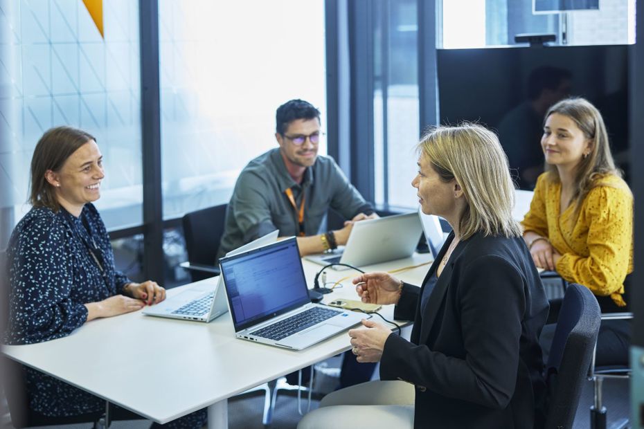 Fire mennesker i møterom