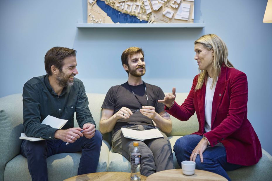Tre medarbeidere i Multiconsult snakker sammen i en sofa
