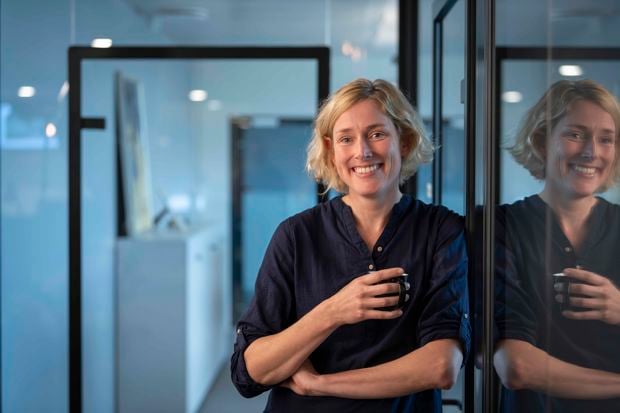 Medarbeider i Multiconsult med kaffekopp