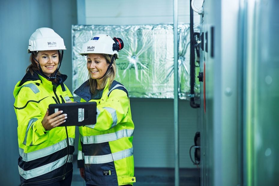 Ansatte på befaring iført vernetøy