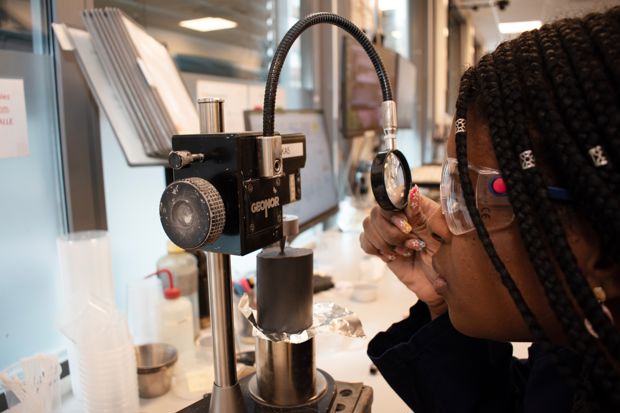 Kvinne i laboratorium