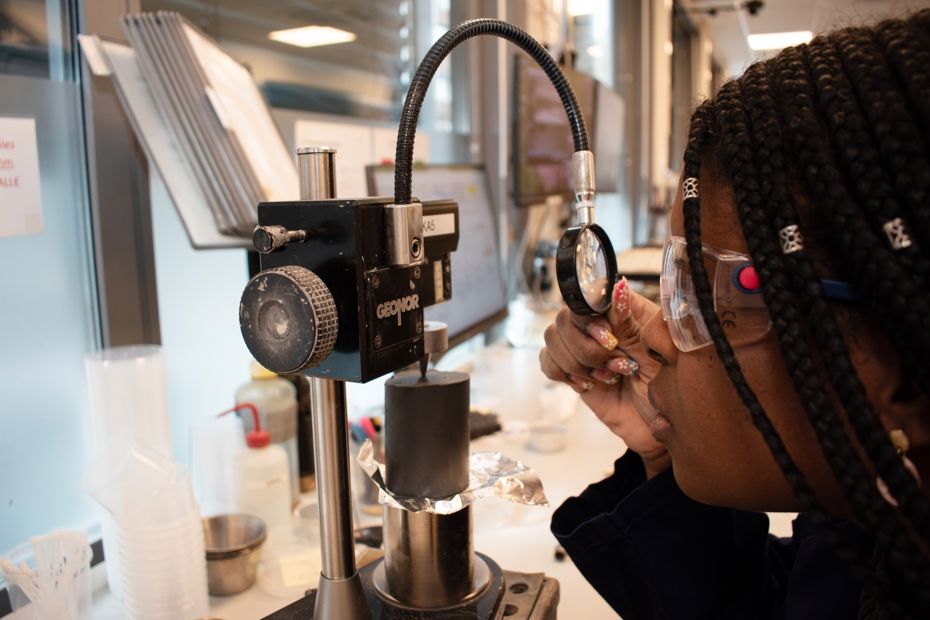 Kvinne i laboratorium