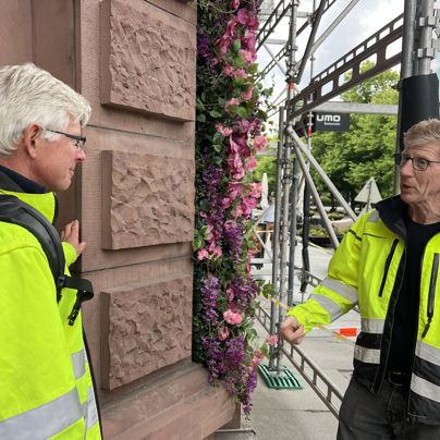 Petter Skattum og Preben Jensen besiktiger fasaden.