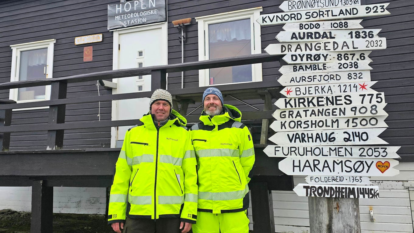 Anders Austad og Erlend Berg Kristiansen på befaring for Statsbygg på Hopen.