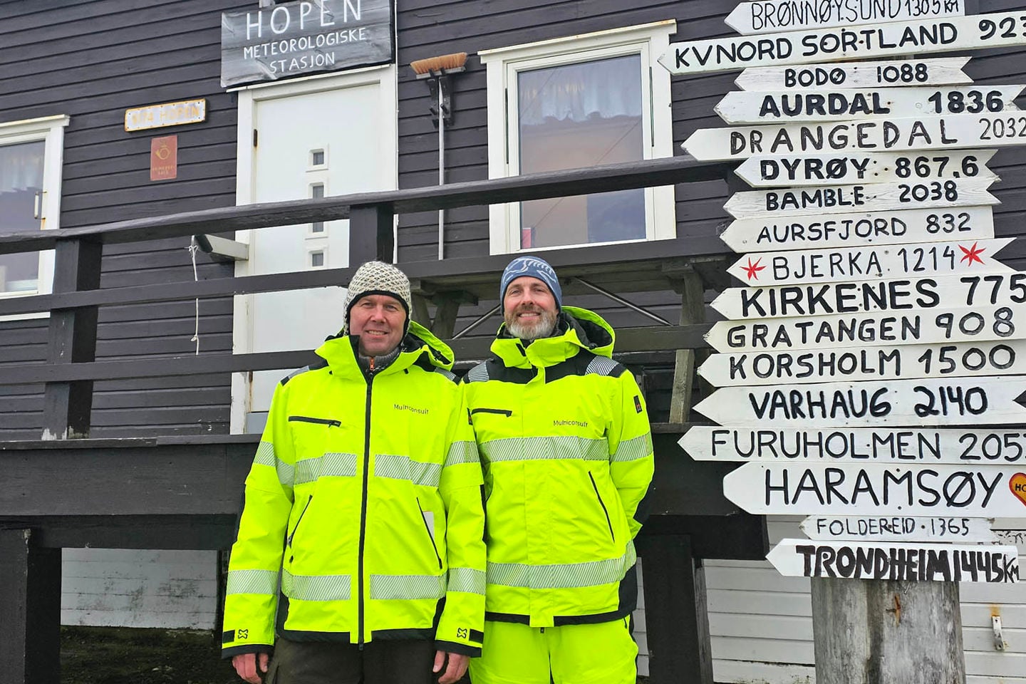 Anders Austad og Erlend Berg Kristiansen på befaring for Statsbygg på Hopen.