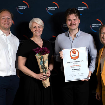 Konrad Hagen, Birgitte R. Johansen, Alexander Berglind og Silje Kopland mottok prisen fra Universum