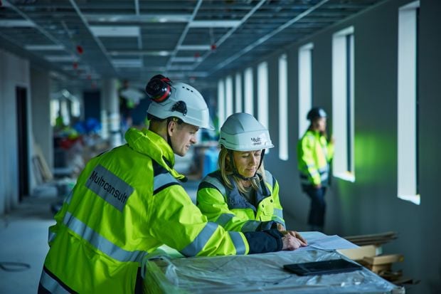 To personer i verneutstyr