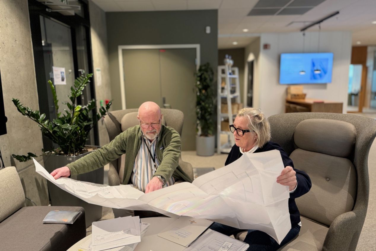 Bjarne og Irene studerer gamle dokumenter fra arkivet. 
