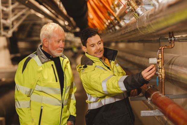 To menn på befaring