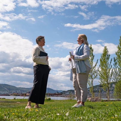 Ellen Flatøy (LINK Arkitektur) og Kjersti Wilhelmsen (Lier kommune).