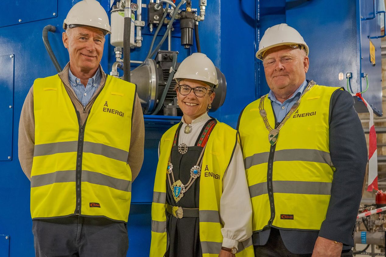 Erik Andersen (Å Energi), og ordførerene Sigrid Simensen Ilsøy og Oddvar Svendsen 
