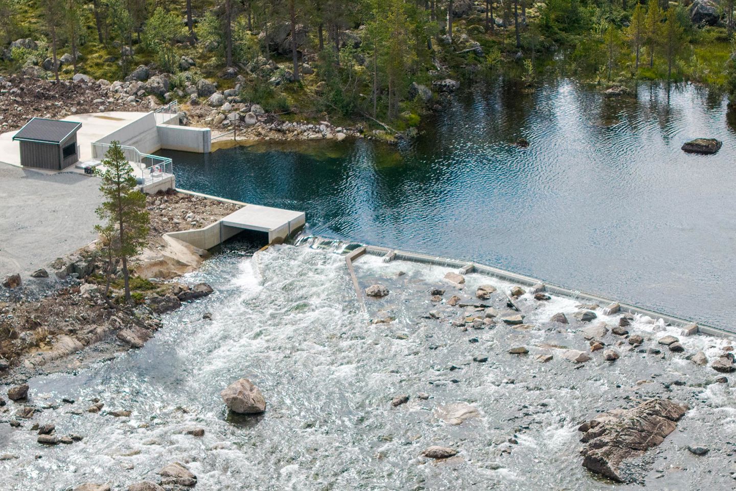 Dam med vanninntaket til kraftverket Godfarfoss