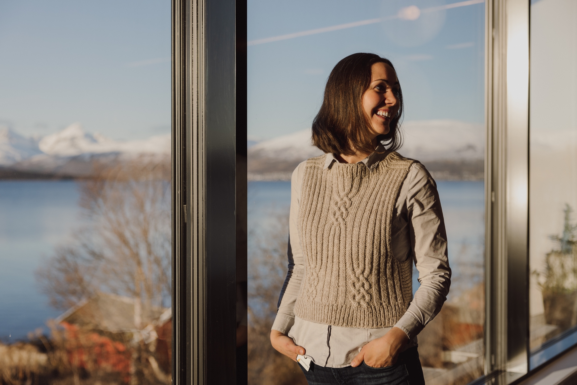 Kvinne foran vindu