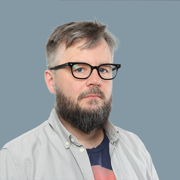 Portrett av mann med briller og skjegg