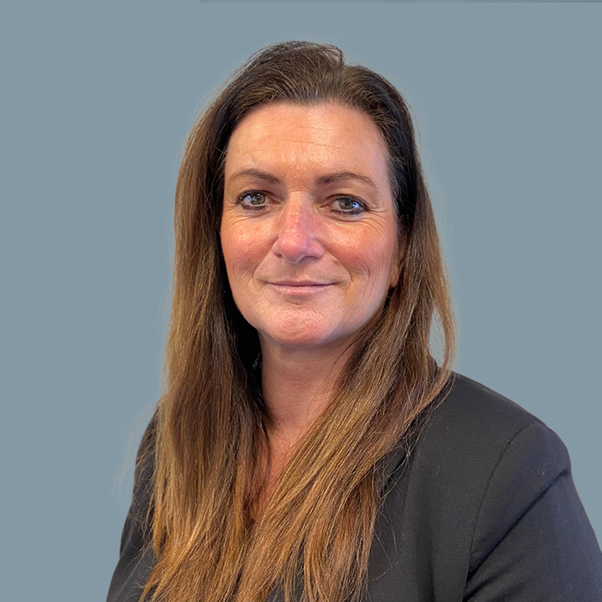 Kvinne med langt mørkt hår