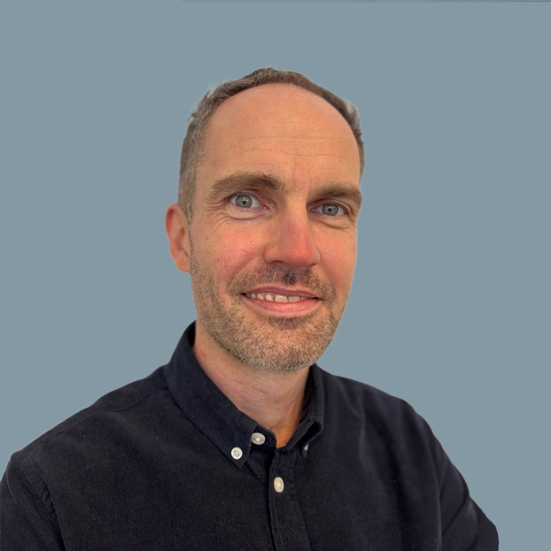 Portrettbilde av mann med mørk skjorte