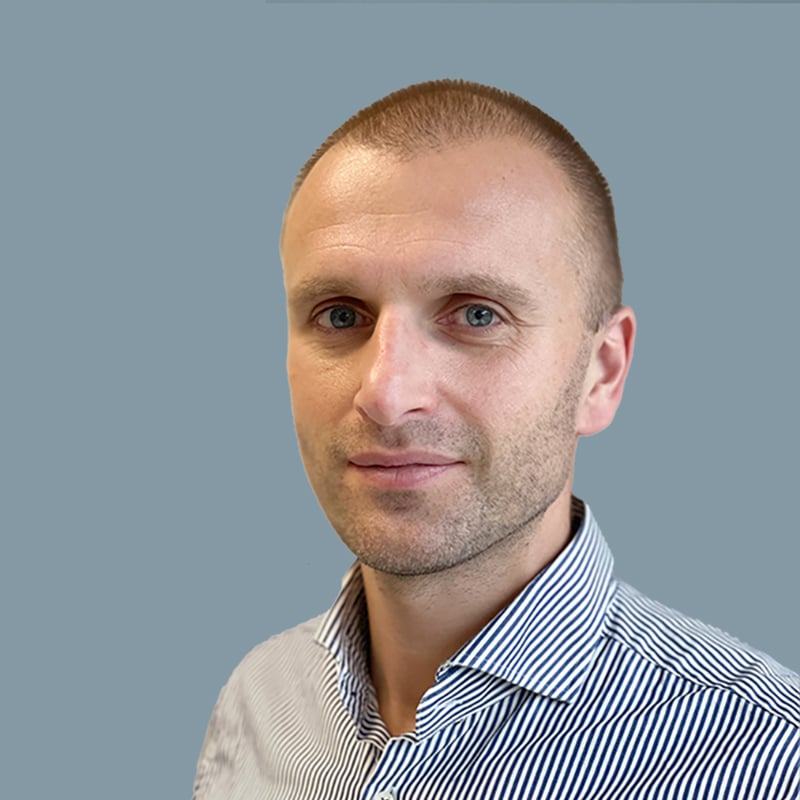 Portrettbilde av mann med stripete skjorte