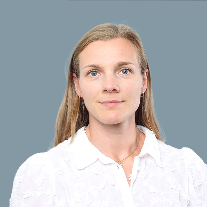 Portrettbilde av knvinne med langt hår