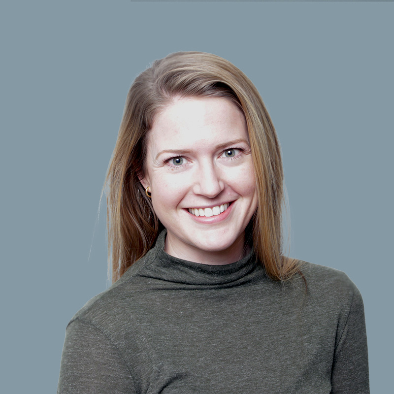 Portrettbilde av kvinne med grå genser