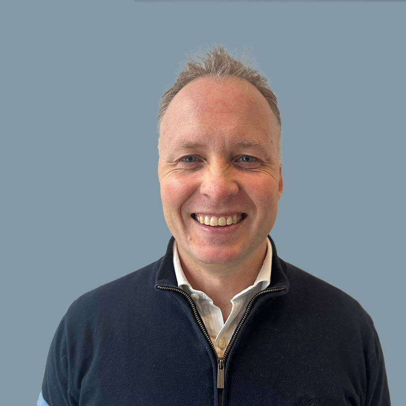 Portrett av mann med mørk genser