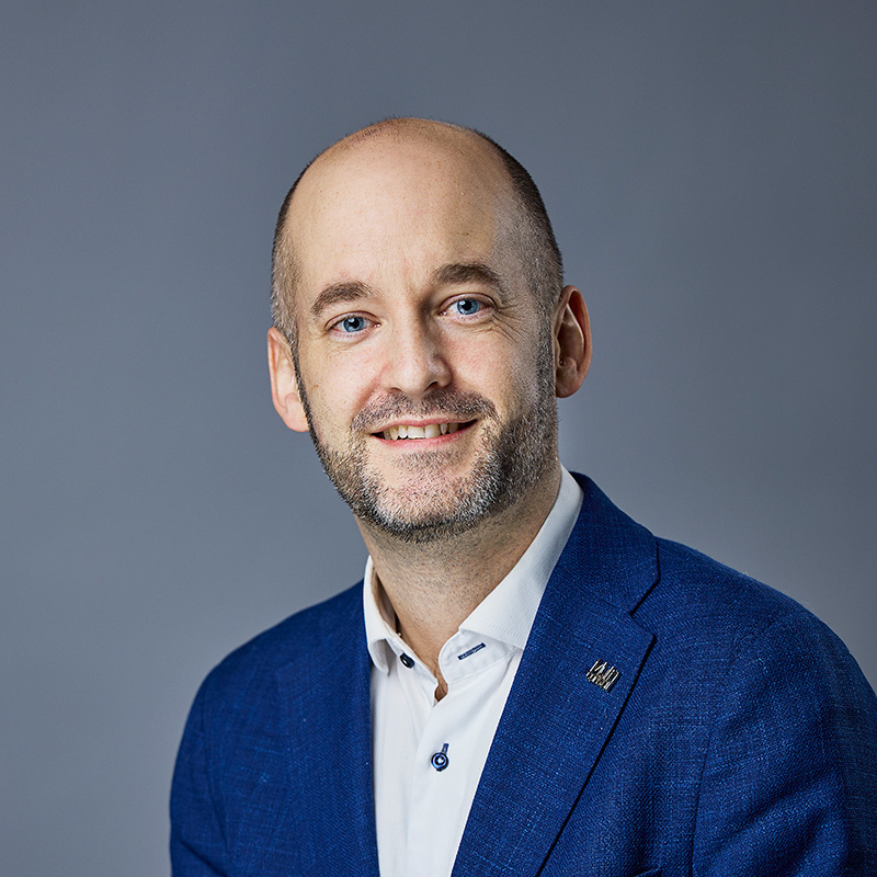 Portrettbilde av mann med blå jakke