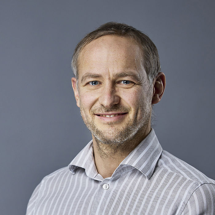 Blid mann med stripete skjorte