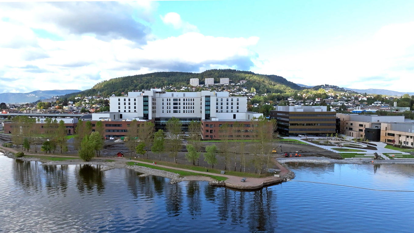 God beliggenhet ved vannet med turområder.