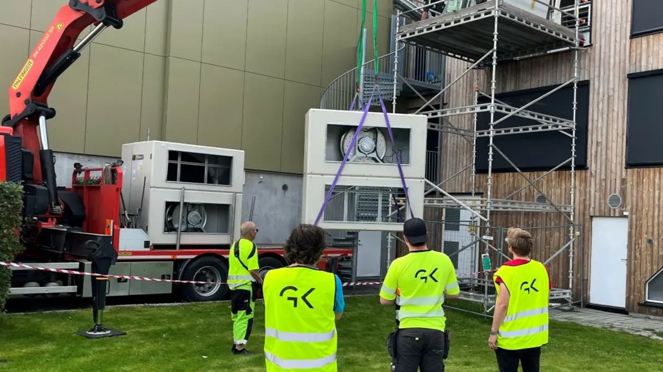 Installasjon av aggregat ved rehabilitering i Glynitveien.