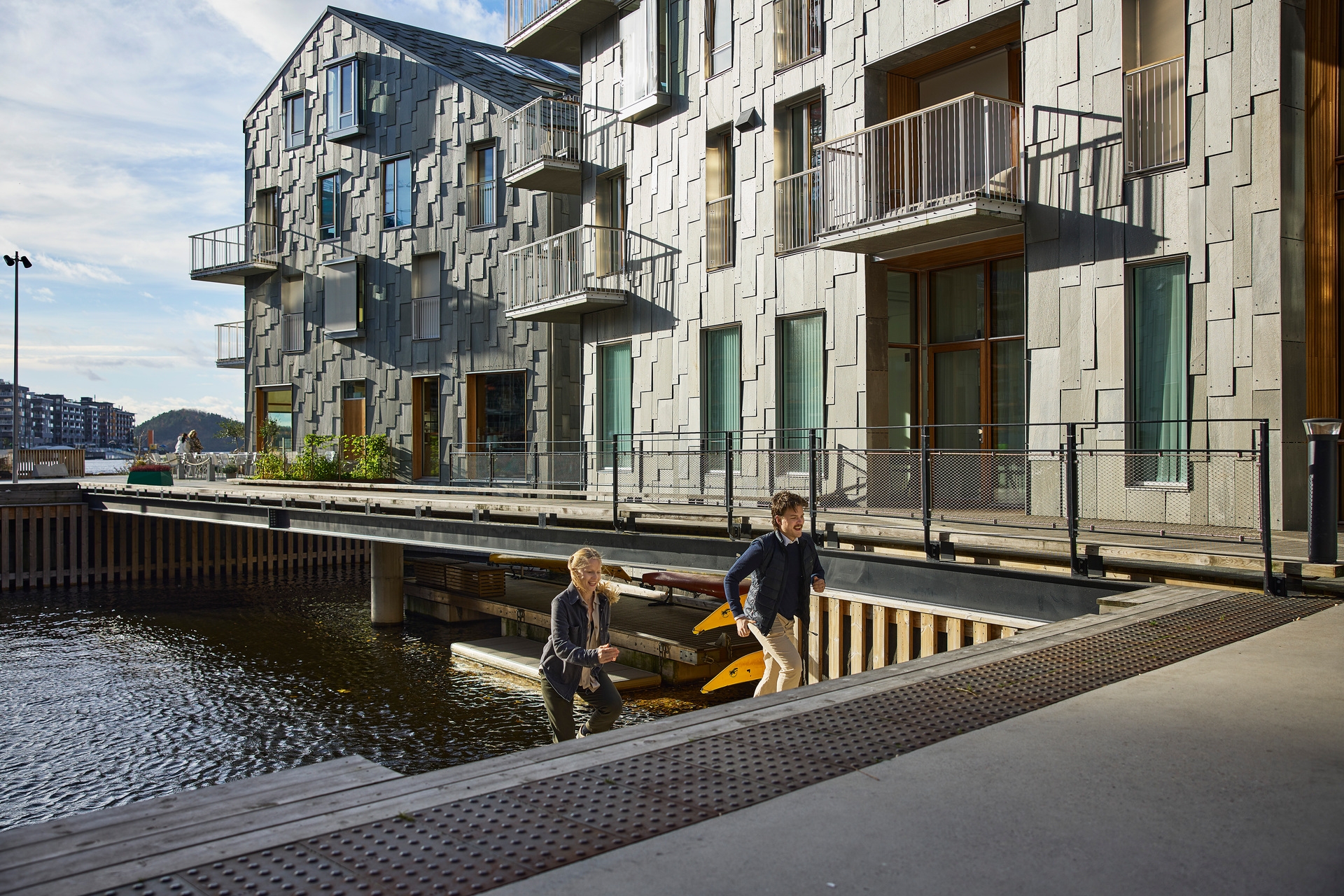 Personer på brygge ved Vannspeilet i Bispevika