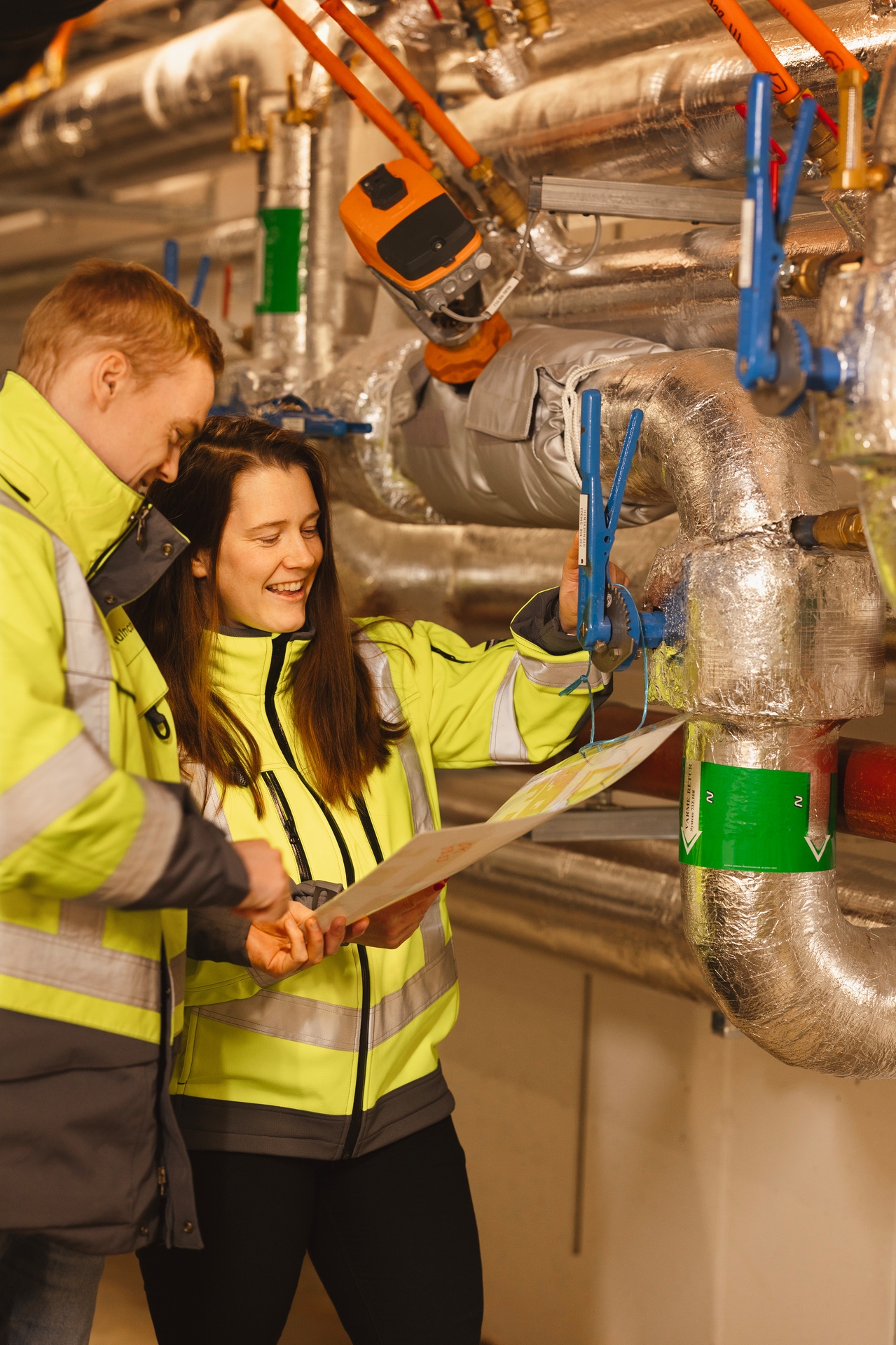 Medarbeidere på befaring i teknisk rom