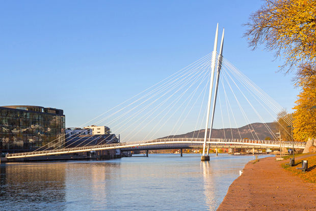 Elveløpet Drammen med Ypsilonbroen