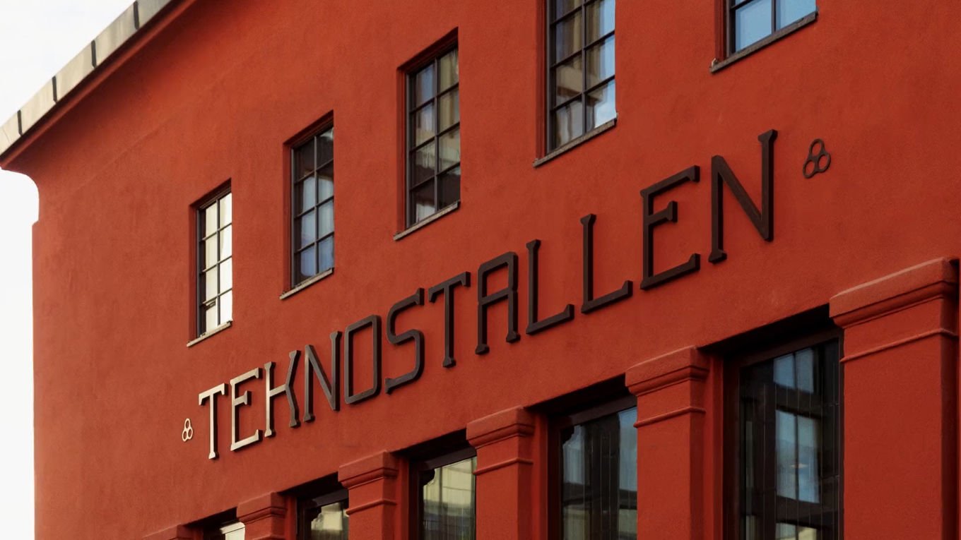 Fasaden er malt i en historisk, jernoxidrød farge