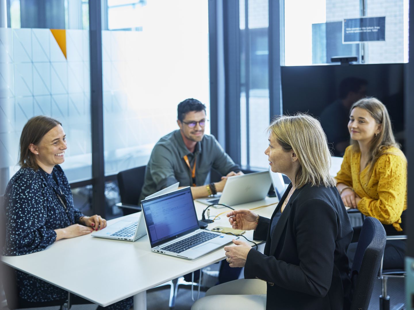 Fire mennesker i møterom