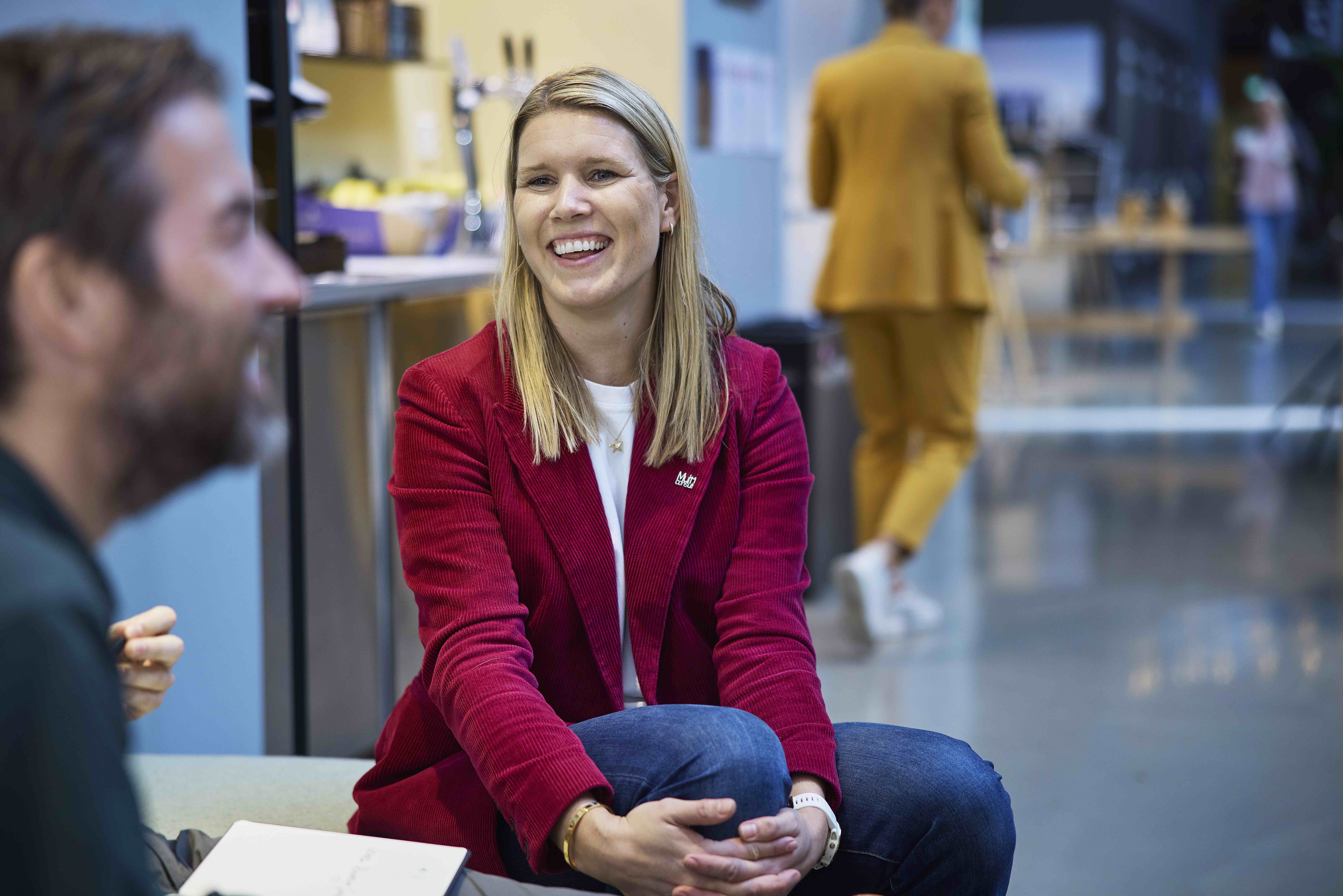 Bilde av medarbeider i Multiconsult i samtale med kollega