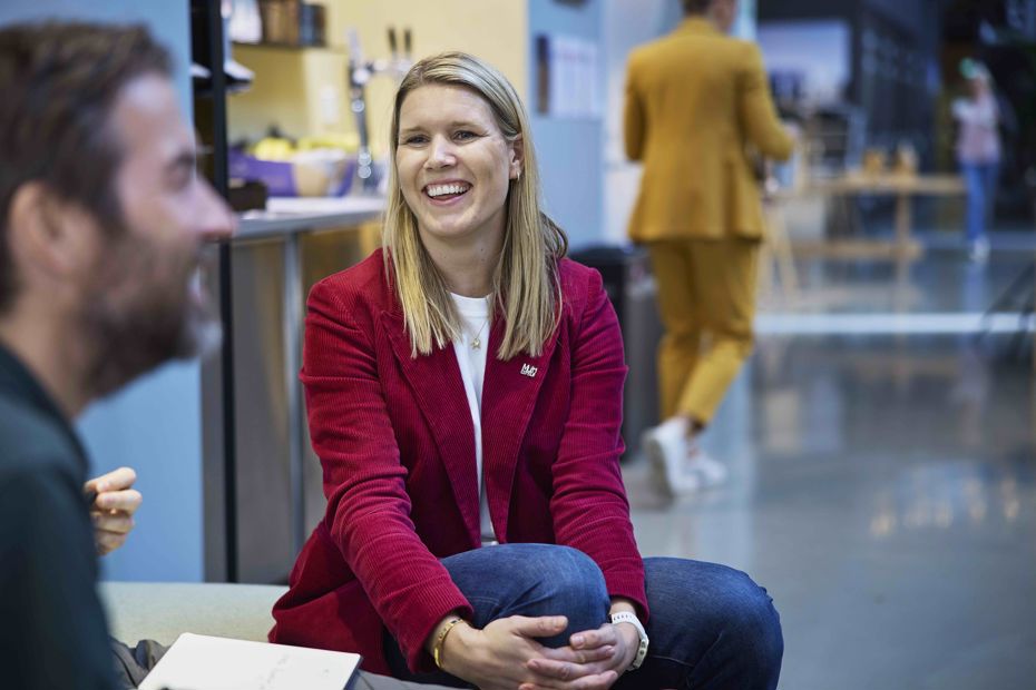 Bilde av medarbeider i Multiconsult i samtale med kollega