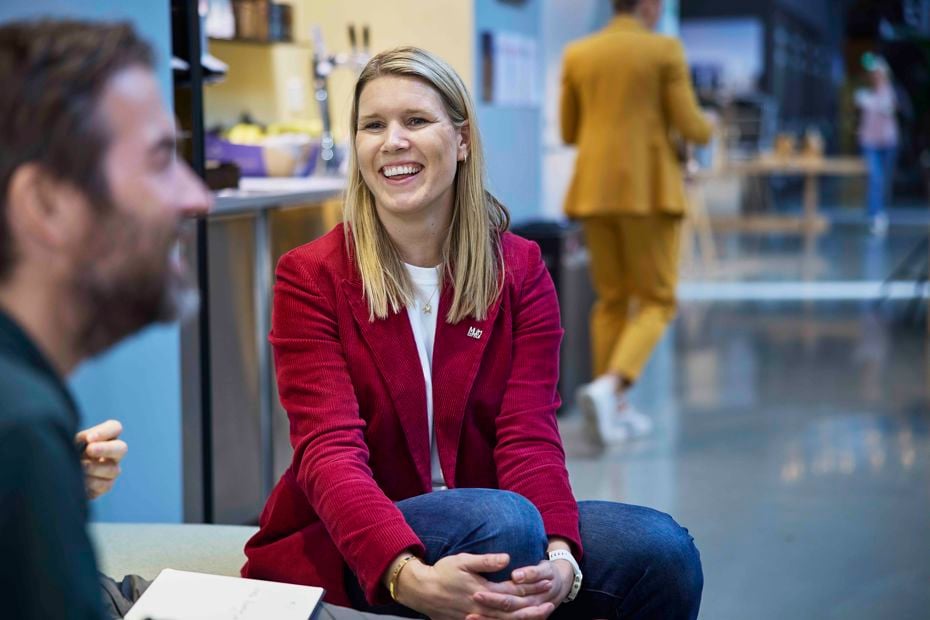 Bilde av medarbeider i Multiconsult i samtale med kollega