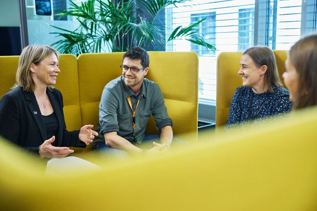 Medarbeidere i Multiconsult i samtale