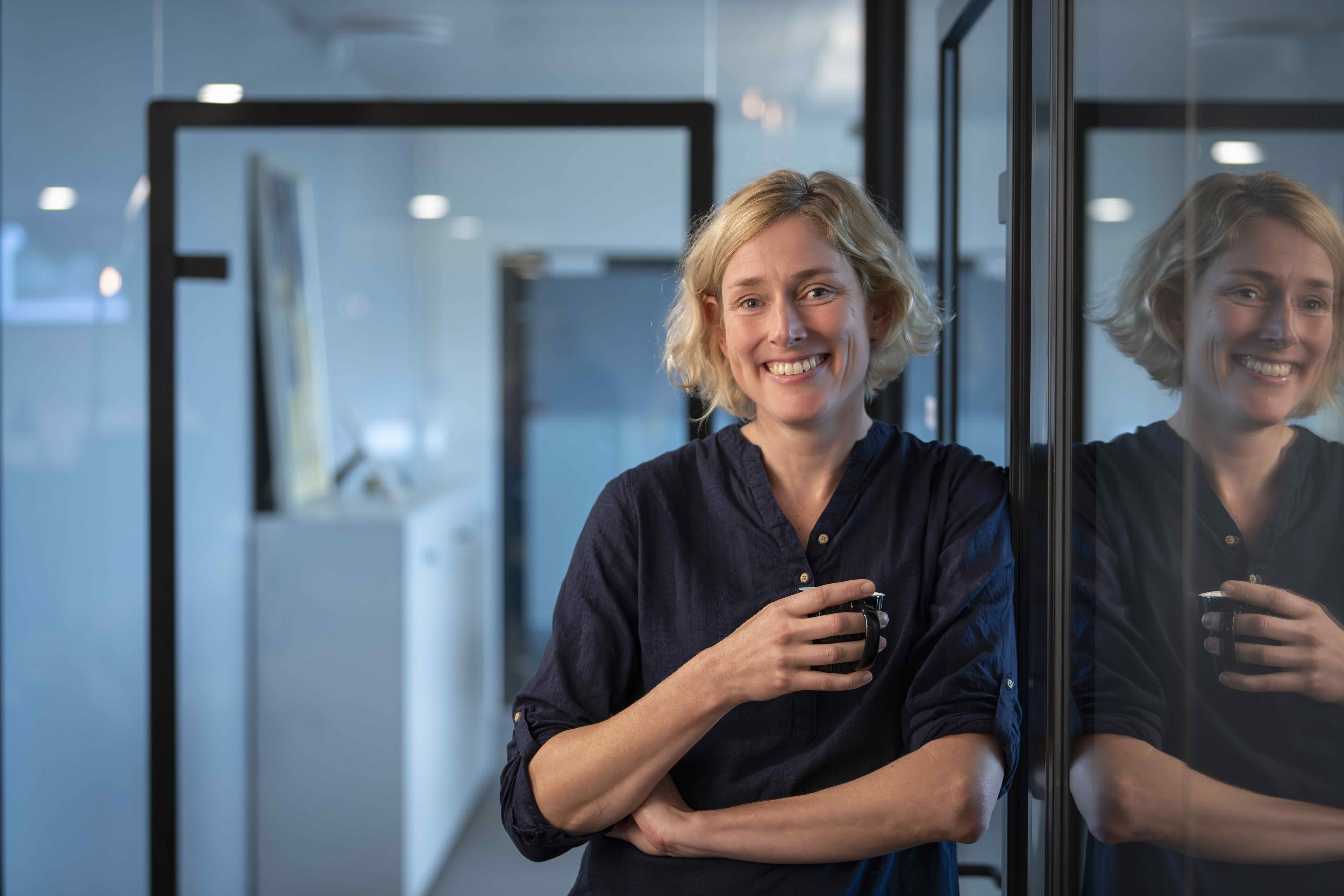 Medarbeider i Multiconsult med kaffekopp