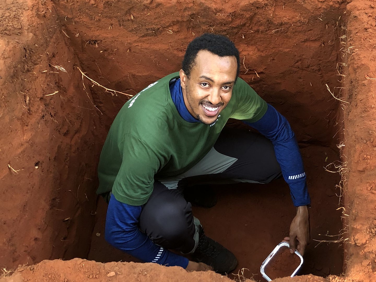 Mann som jobber med jordprøver