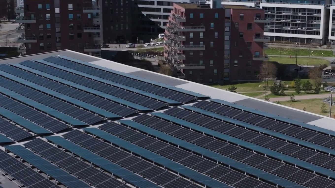 Solcelleanlegget på 4000 m² på taket på arenaen.