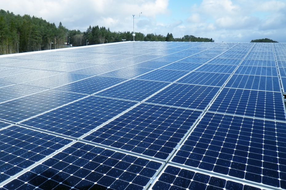 Solkraftanlegg med fokus på solcellepaneler