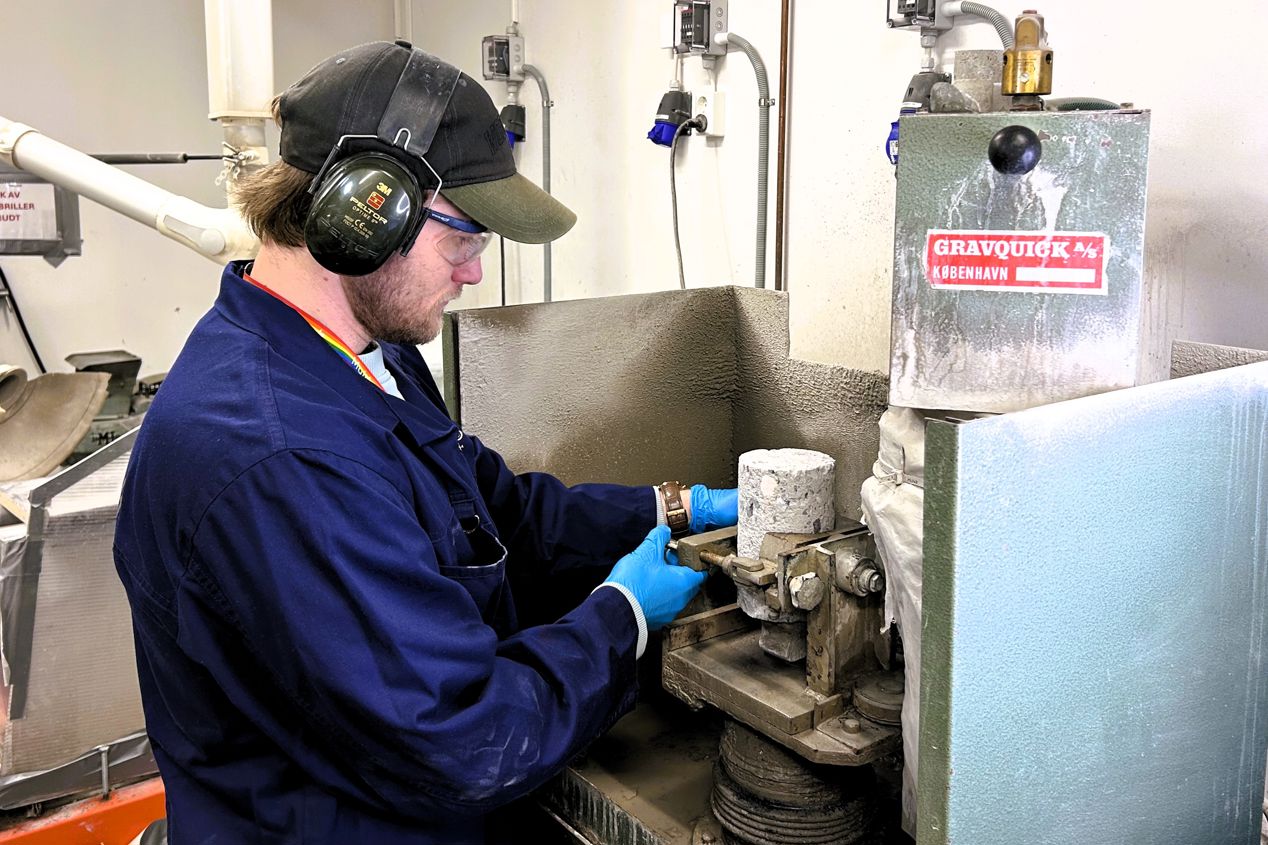 Medarbeider i Multiconsult som jobber på betonglaboratoriet