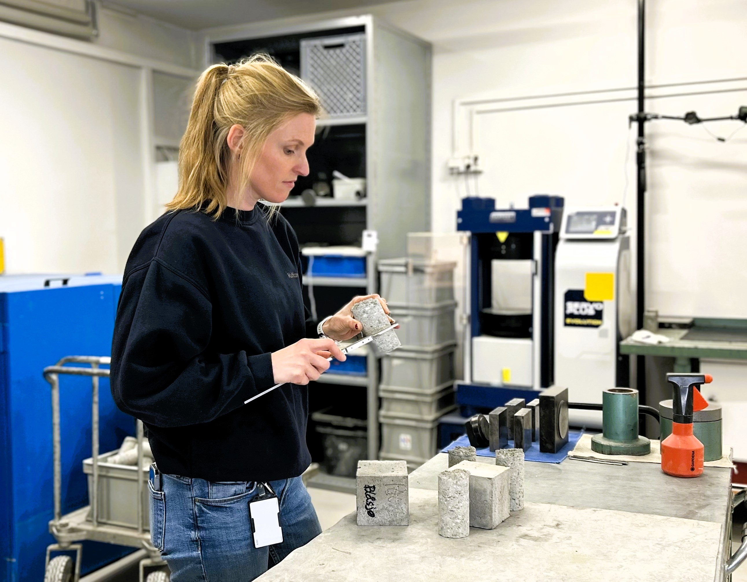 Medarbeider i Multiconsult som jobber på betonglaboratoriet