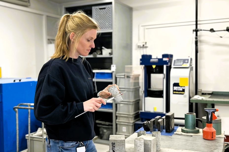 Medarbeider i Multiconsult som jobber på betonglaboratoriet