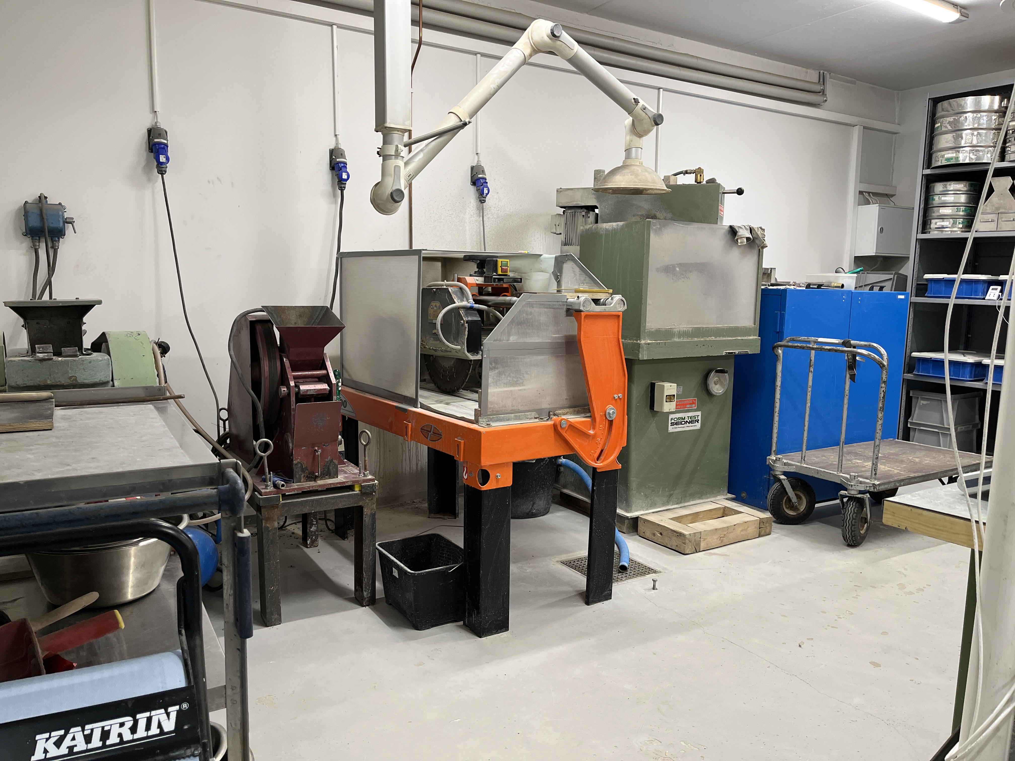 Vårt betonglaboratorium på Skøyen utfører et bredt spekter av ulike tester. 